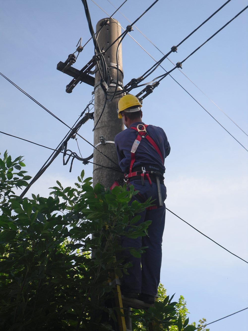 Trabajo de planta externa sobre poste de hormigón