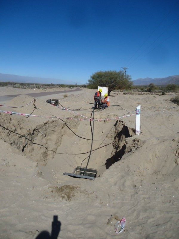 Excavación y cámara subterránea para fibra óptica